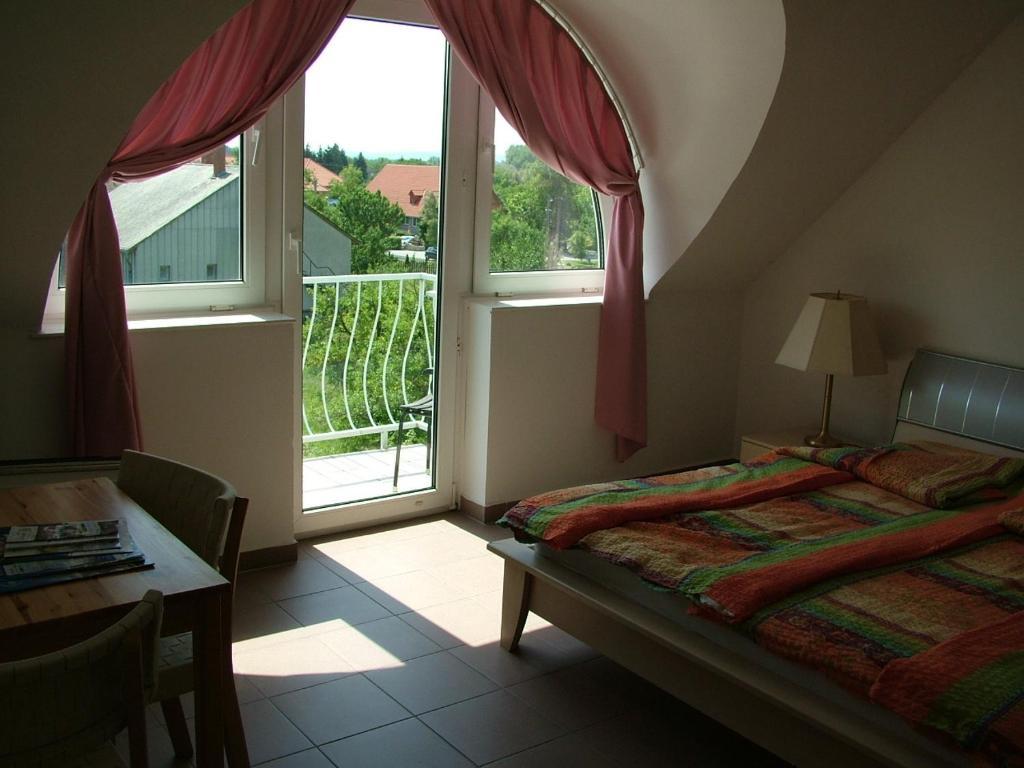 Zoldhaz Bio Panzio Hotel Gyenesdias Room photo